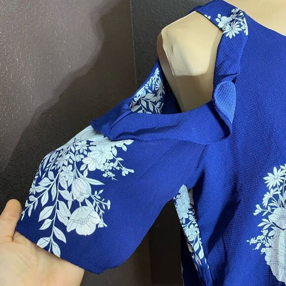Haute Monde blue floral cold shoulder ruffle sleeve crinkle texture tunic top - Picture 2 of 7